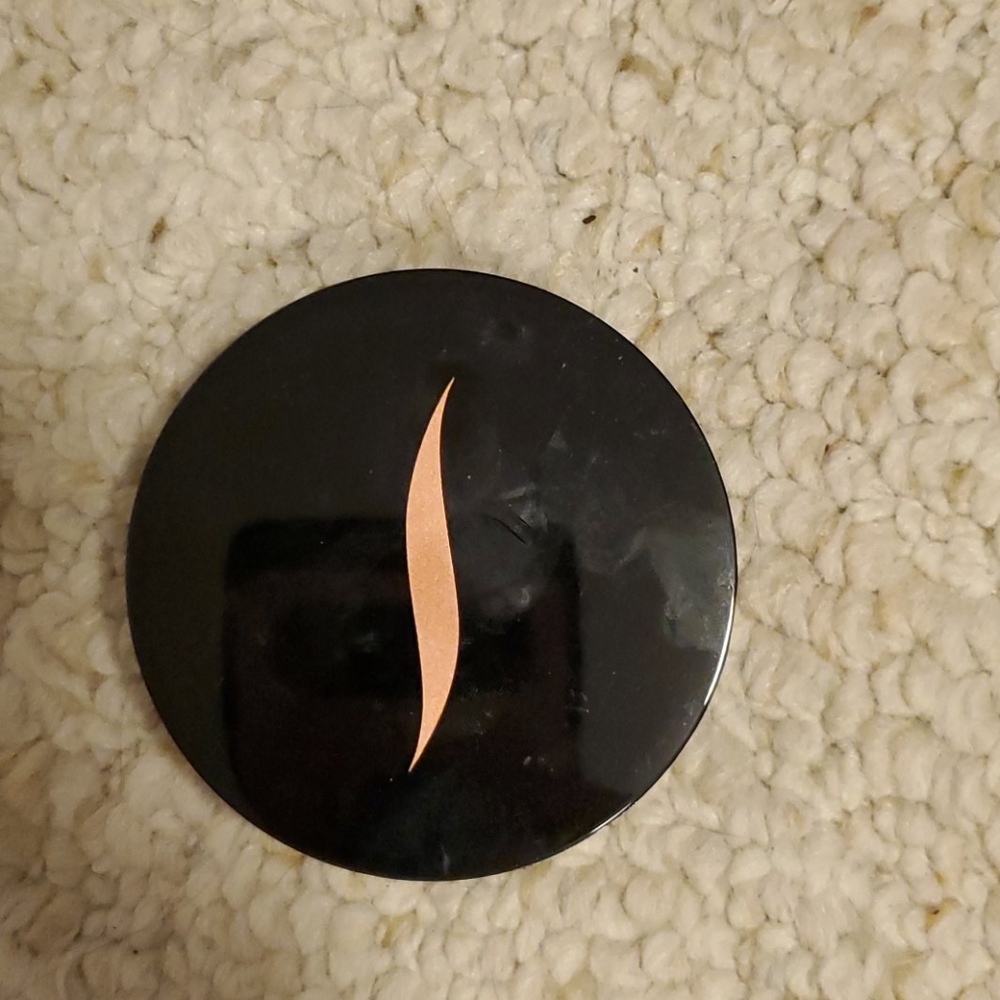 Sephora bronzing powder. Used only 1 time.